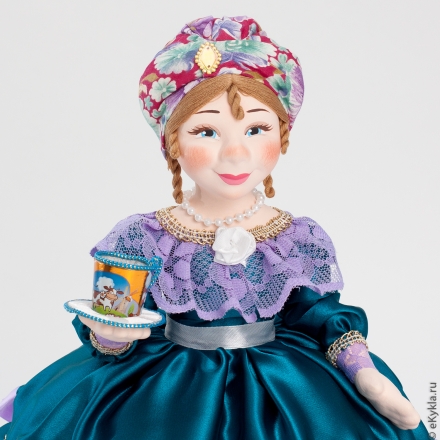 Кукла-грелка на чайник с чашкой чая 31см
