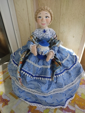 Кукла-грелка Баба Купчиха на чайник юбка 33см