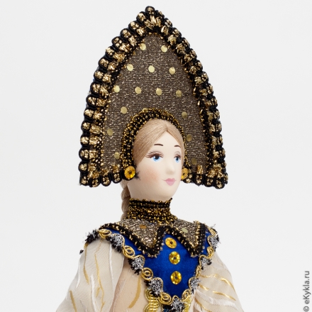 Кукла девица с платочком в золоте