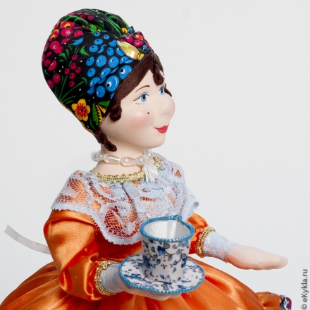 Кукла-грелка на чайник с чашкой чая оранжевая 30см