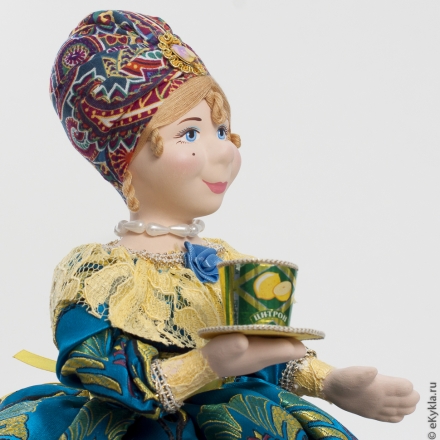Кукла-грелка на чайник с чашкой чая зеленое с желтым платье d20см рост 30 см
